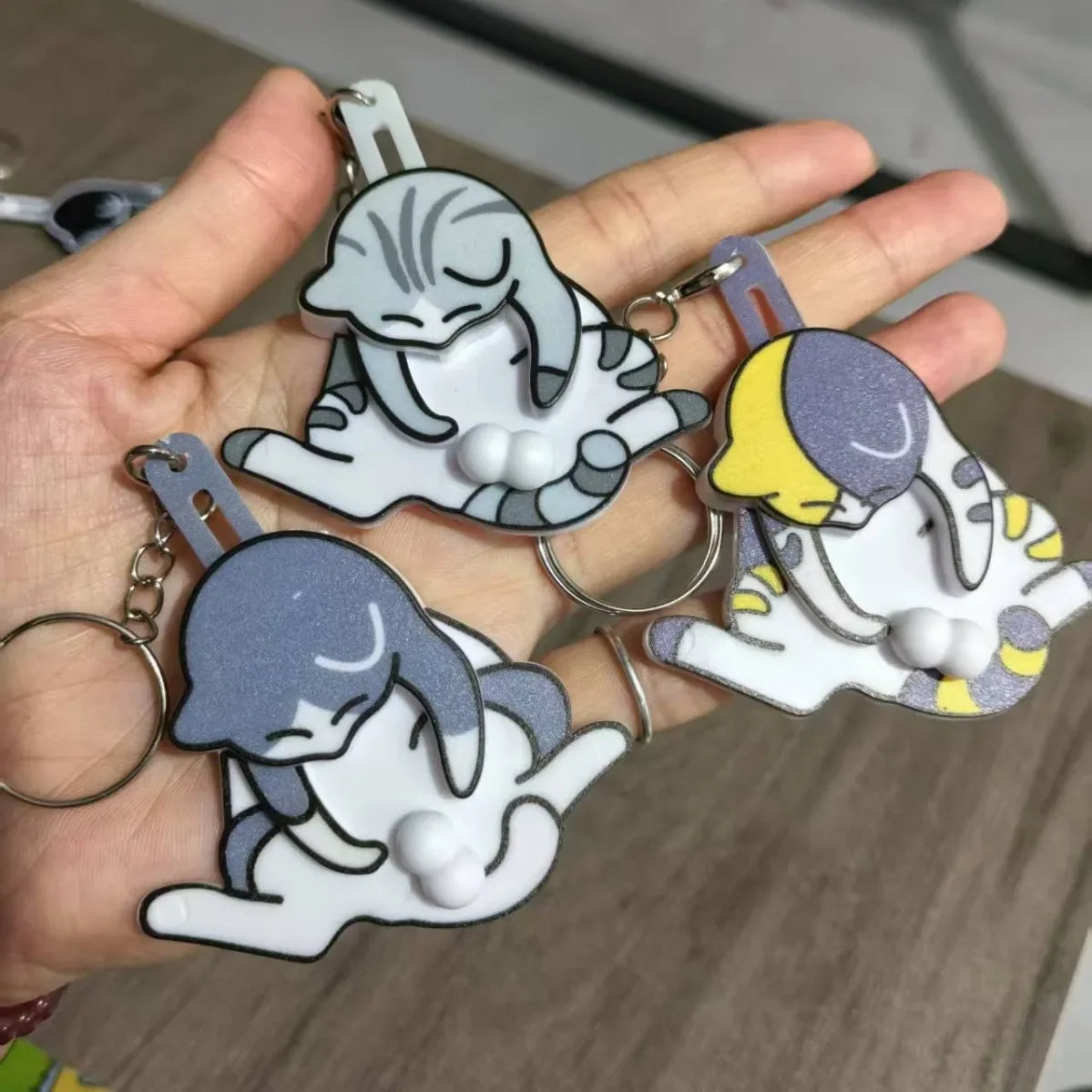 Anti-stress keychain in the shape of a cat and egg.