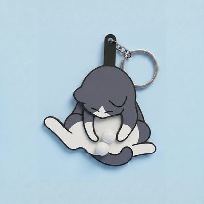 Anti-stress keychain in the shape of a cat and egg.
